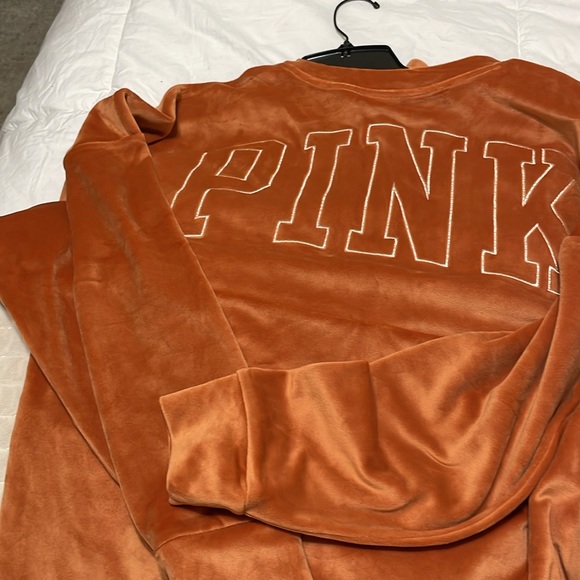 PINK
Varsity Velour Crewneck sweatshirt and High-Waist Velour Jogger. - Picture 2 of 11